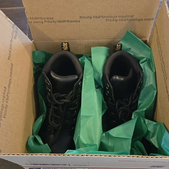 DR. Martens Faora Boots NWOT Sz USL 9 - Picture 9 of 10